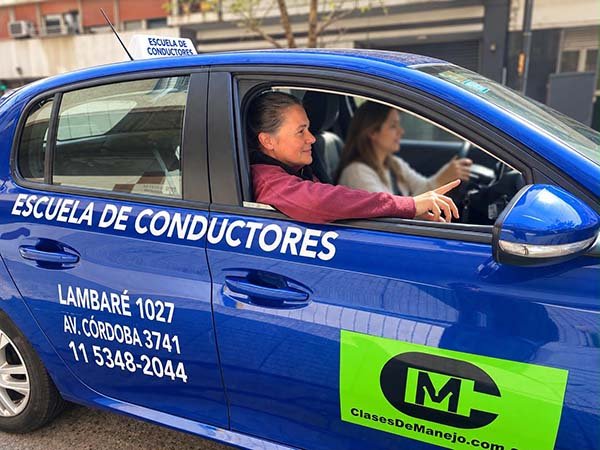 Alumno practicando manejo en uno de los autos de la escuela