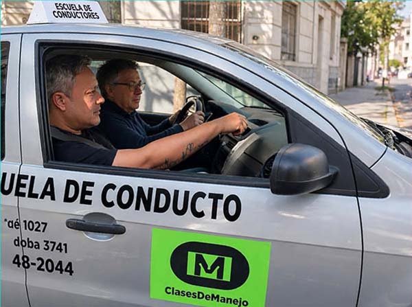 Alumna practicando manejo con las manos en el volante